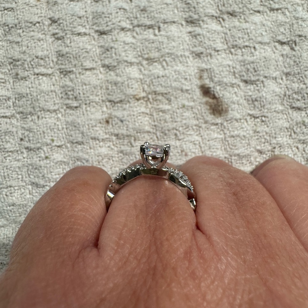 Beautiful Moissanite ring - Picture 6 of 8